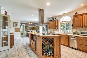 House (5 Bedrooms) | Interior