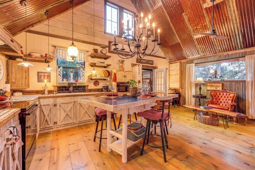 Pet-friendly Wimberley Cabin w/ Fire Pit & Hot Tub