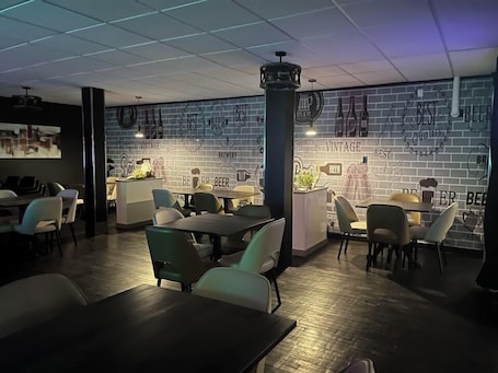 Se sirven almuerzos, cenas y brunches; con vista al mar