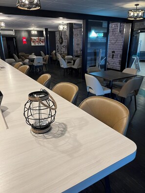 Serveert lunch, diner, brunch, uitzicht op de zee 