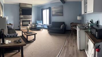 1 غرفة نوم ومكتب ومساحة عمل للكمبيوتر المحمول ومكواة/لوح كي