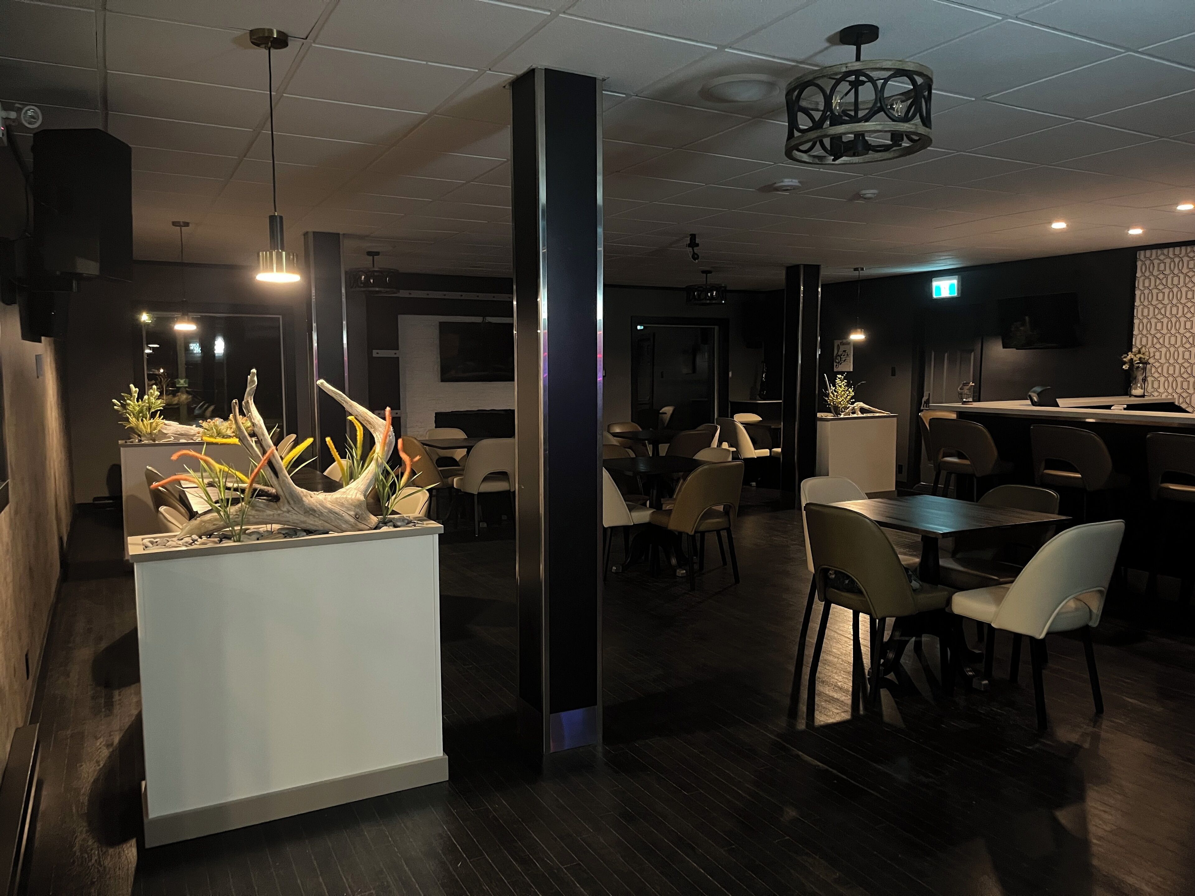 Lunch, dinner, brunch served; ocean views