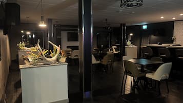 Lunch, dinner, brunch served; ocean views