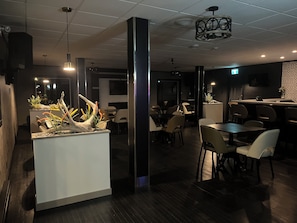 Serveert lunch, diner, brunch, uitzicht op de zee