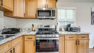 Oven, stovetop, cookware/dishes/utensils, paper towels