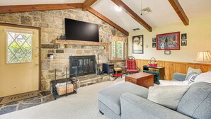 Interior - 15 Mi to Seven Springs Resort: Somerset Home! (Somerset)