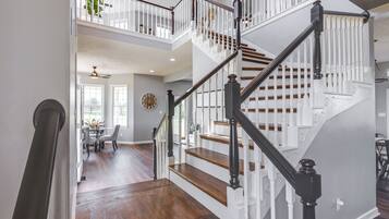 House (5 Bedrooms) | Interior