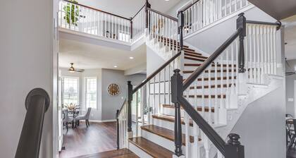 Sprawling Kentucky Getaway w/ Pool & Hot Tub!