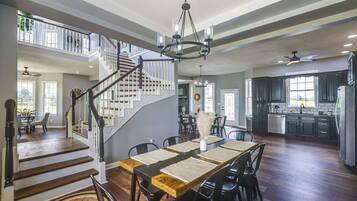 House (5 Bedrooms) | Interior