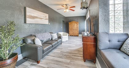 Updated New Kensington Home w/ Deck: 22 Mi to Pgh!