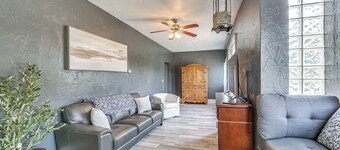Updated New Kensington Home w/ Deck: 22 Mi to Pgh!