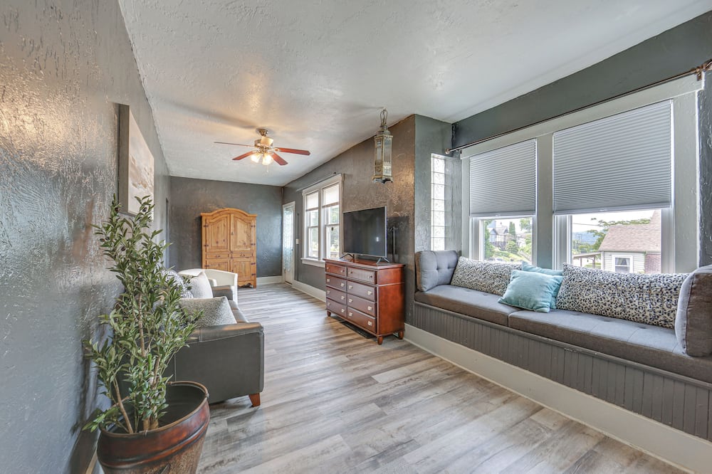 Updated New Kensington Home w/ Deck: 22 Mi to Pgh! - Apollo, PA