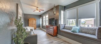 Updated New Kensington Home w/ Deck: 22 Mi to Pgh!