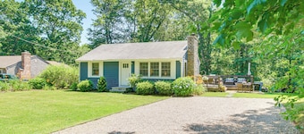 Charming Cape Cod Cottage: 4 Mi to Bristol Beach!