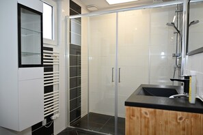 Dusche, Haartrockner, Handtücher, Seife