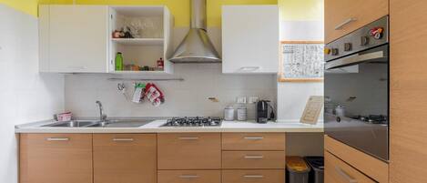 Appartement, balcon | Cuisine privée | Réfrigérateur, un four, surface de cuisson, lave-vaisselle