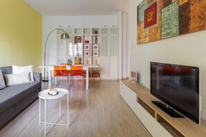 Apartamento, balcón | Zona de estar | Televisión de 35 pulgadas con canales digitales
