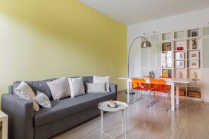 Appartement, balcon | Aire de séjour | Téléviseur de 35 po avec télévision numérique