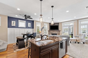 Interior - Lake Front Condo W/ Pool Access, Walk to Saugatuck (Saugatuck)