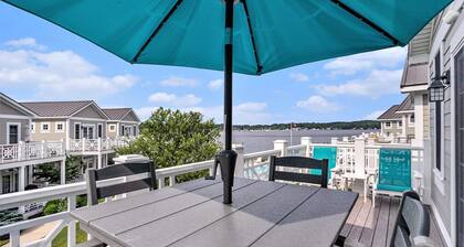 Lake Front Condo W/ Pool Access, Walk to Saugatuck