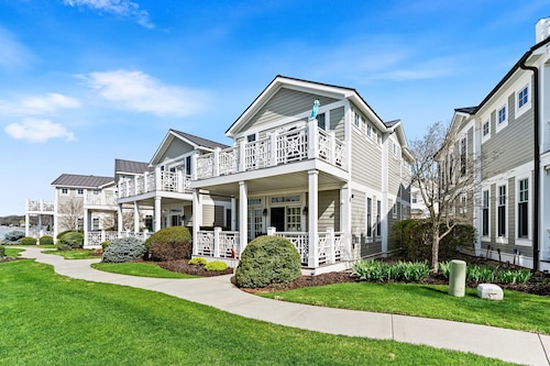 Lake Front Condo W/ Pool Access, Walk to Saugatuck