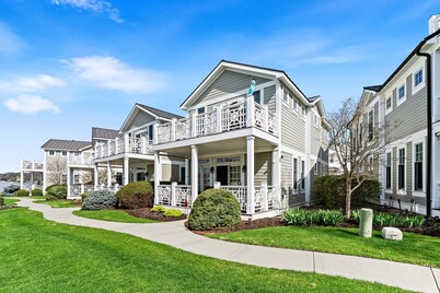 Lake Front Condo W/ Pool Access, Walk to Saugatuck