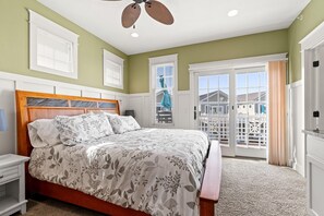 3 bedrooms, iron/ironing board, WiFi, bed sheets - Lake Front Condo W/ Pool Access, Walk to Saugatuck (Saugatuck)