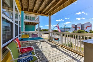 Outdoor dining - 🌴Poopka & Denny's Beach Condo-Blocks from Beach w/ Fenced In Yard 🌴 (Carolina Beach)