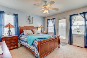 3 bedrooms, desk, WiFi, bed sheets