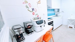 Eine kleine Küche mit Kaffeemaschine, Toaster und Mikrowelle.