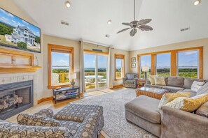 Smart-TV, DVD-spiller, bøker og filmbibliotek