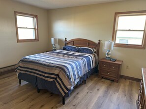 2 slaapkamers, een bureau, een strijkplank/strijkijzer, reisbedje