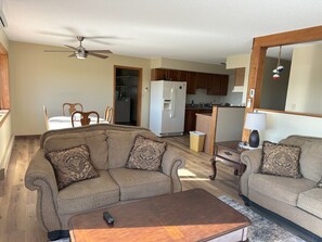 TV connectée, cheminée, écrans d'ordinateur