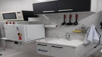 Micro-ondas, fogão, cooktop, cafeteira/chaleira