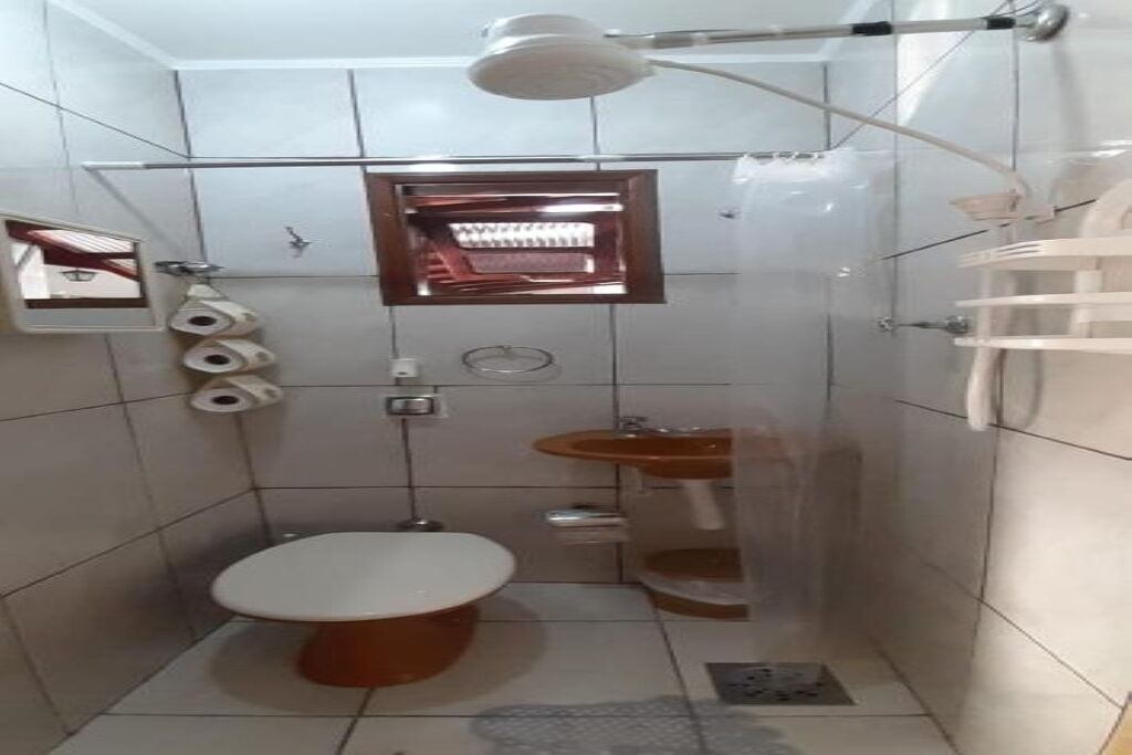 Chuveiro, secador de cabelo, toalhas de banho, sabonete