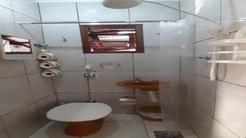 Chuveiro, secador de cabelo, toalhas de banho, sabonete