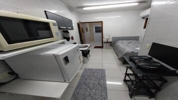 1 quarto, escrivaninha, ferros/tábuas de passar roupa, Wi-Fi de cortesia