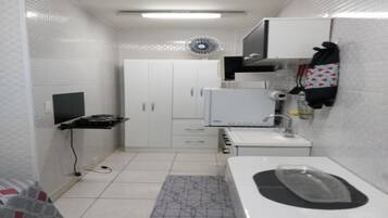 Micro-ondas, fogão, cooktop, cafeteira/chaleira