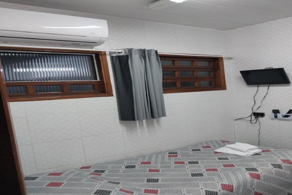 1 quarto, escrivaninha, ferros/tábuas de passar roupa, Wi-Fi de cortesia