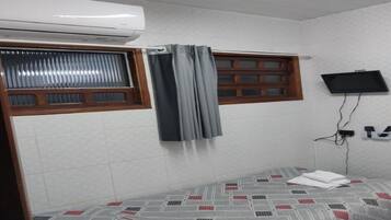 1 quarto, escrivaninha, ferros/tábuas de passar roupa, Wi-Fi de cortesia