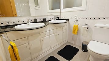 SĂšche-cheveux, bidet, serviettes fournies, savon