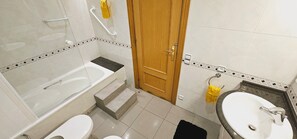SĂšche-cheveux, bidet, serviettes fournies, savon