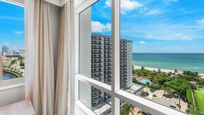 Ein Hochhaus-Hotel mit Blick auf Strand und Meer.
