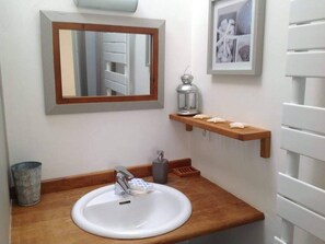 Een douche, een haardroger, zeep, toiletpapier