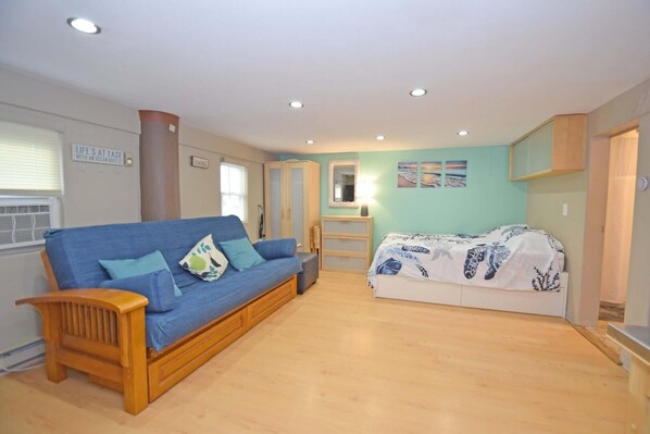 Studio | Living area | Streaming services - Pine Court 11 Apts by RedAwning (Ocean City)