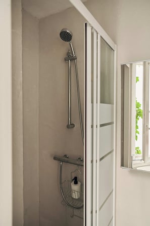 Hair dryer, towels, soap, toilet paper - Cosy Studio Nation 12e (Paris)
