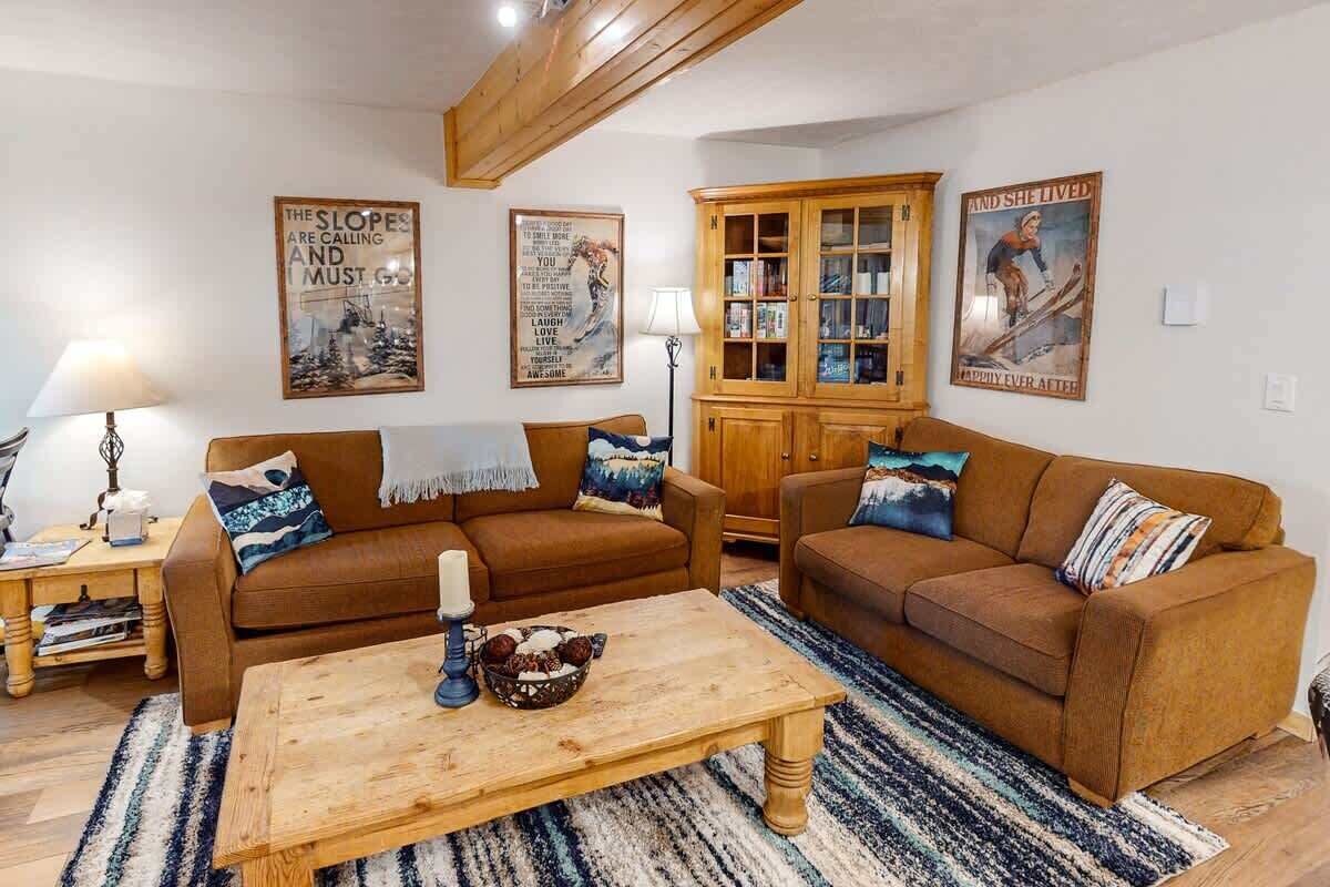 TV, fireplace, offices