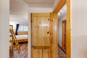2 chambres, bureau, fer et planche à repasser, lit de bébé portatif