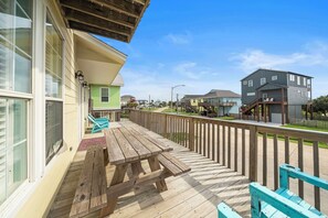 Outdoor dining - The Krusty Krab | Pet-Friendly, Estuary Views (Galveston)