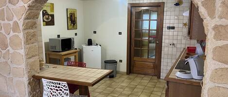 Réfrigérateur, micro-ondes, four, plaque de cuisson